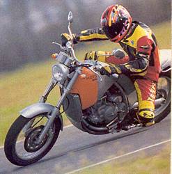 Der Mann ist wichtiger als der Reifen (Bild vom Reitwagen-Test 1997)